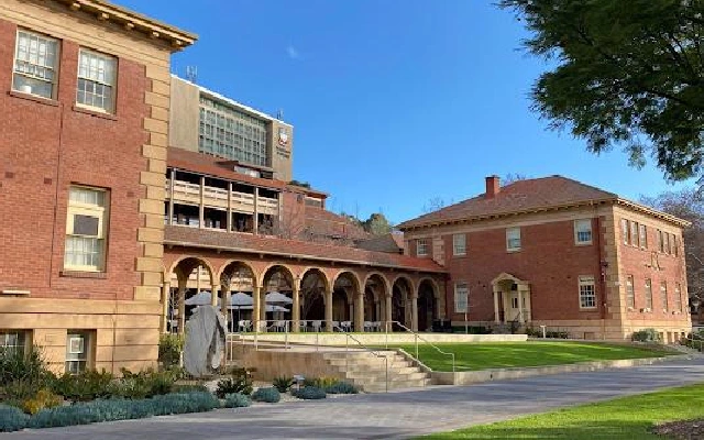 estimasi biaya kuliah di adelaide university