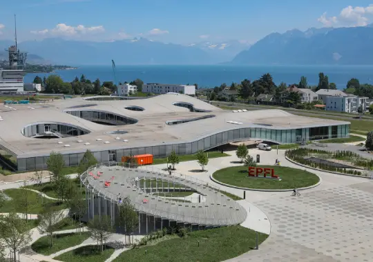 EPFL (École Polytechnique Fédérale de Lausanne) - bahasa resmi swiss adalah