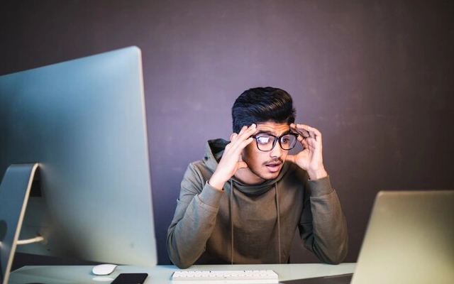 cara menjaga kesehatan mata di depan komputer