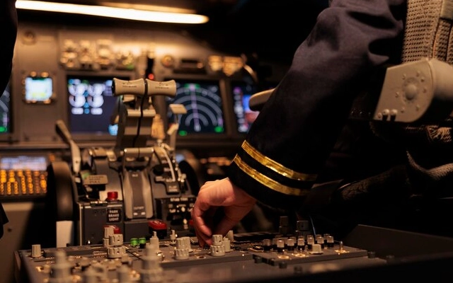 ingin menjadi pilot cek sekolahnya disini