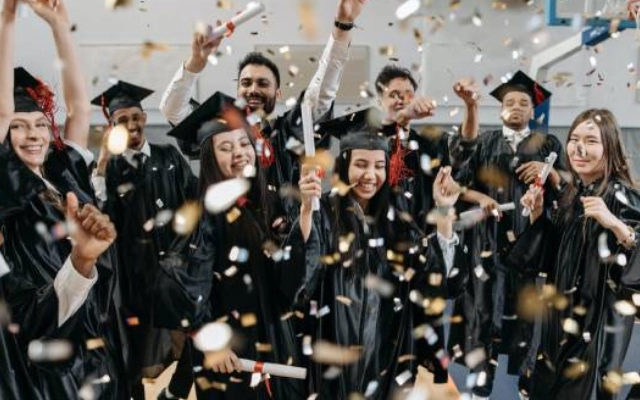 notable alumni dari deakin university