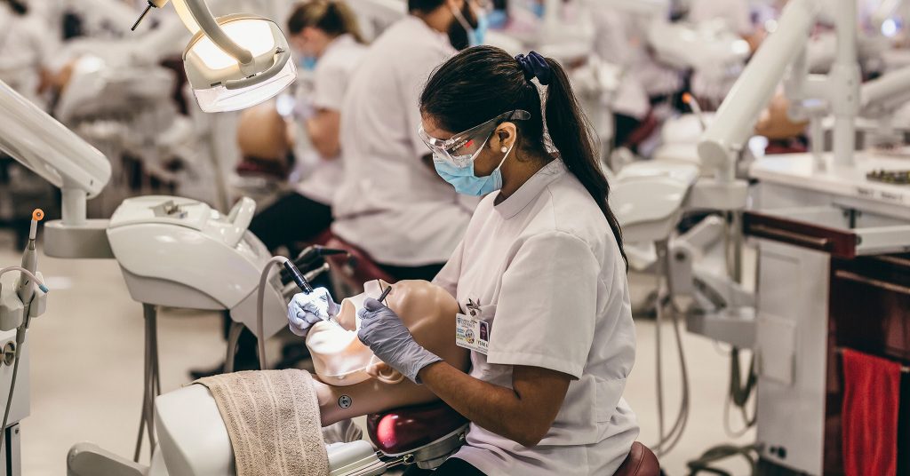 mahasiswa jurusan pendidikan dokter gigi
