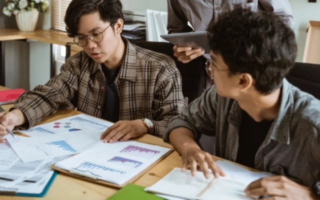 raih gelar bachelor of economics di university of sydney