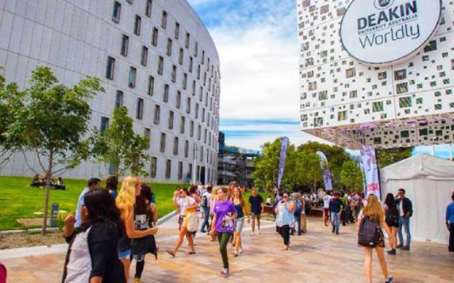 tertarik kuliah di deakin university ini akreditasi dan prestasi lembaga