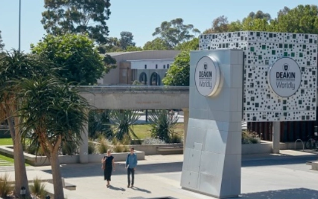 profil lengkap victoria deakin university dan prestasinya