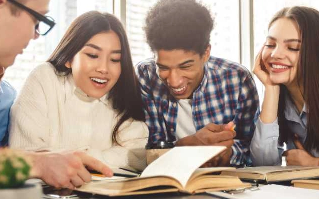 keuntungan gabung di cardiff university gelar master