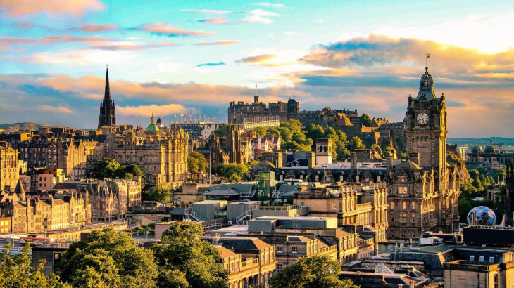 Edinburgh merupakan salah satu kota di inggris yang dapat kamu jadikan sebagai destinasi kuliah. Temukan daftar kampusnya di sini!