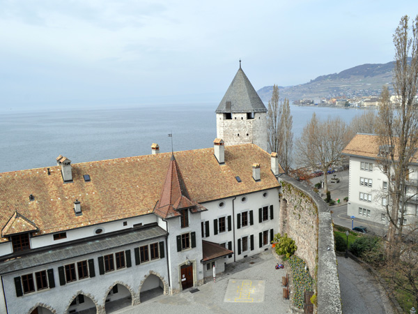 Kuliah di La Tour-de-Peilz, Swiss