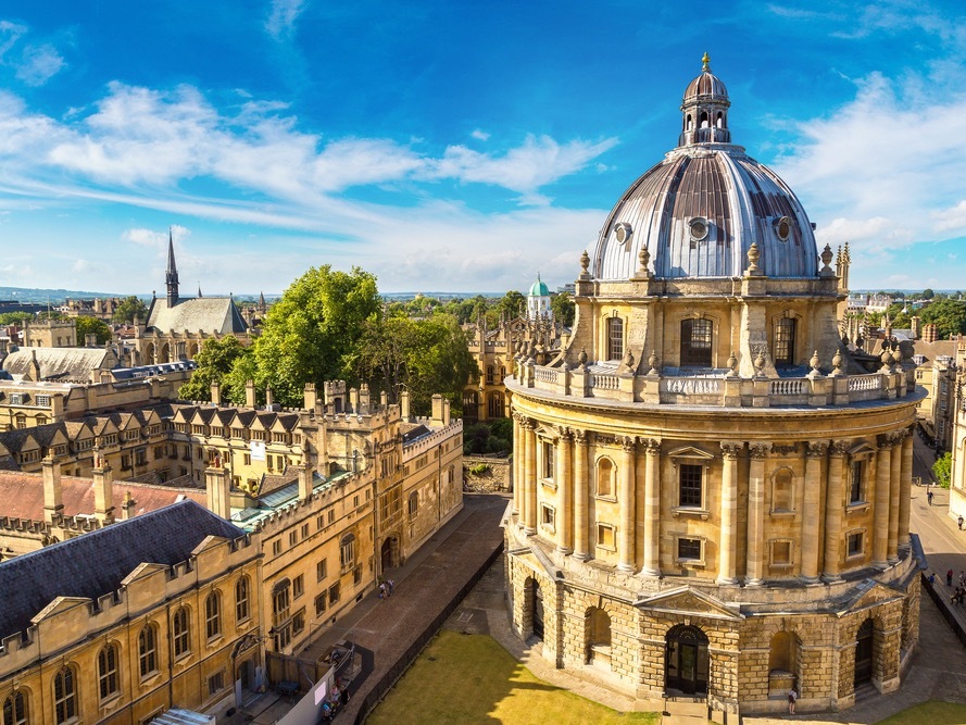 Oxford merupakan salah satu kota di inggris yang dapat kamu jadikan sebagai destinasi kuliah. Temukan daftar kampusnya di sini!
