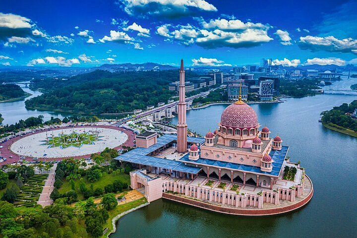 Putrajaya merupakan salah satu kota di Malaysia yang dapat kamu jadikan sebagai destinasi kuliah. Temukan daftar kampusnya di sini!