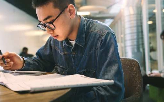 mengenal leeds university business school dan prospek lulusan