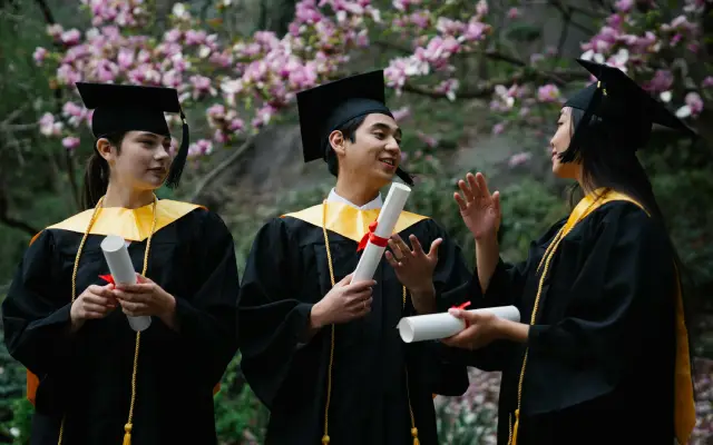 Perbedaan Gelar PhD dan Master, Mana yang Tepat Untukmu?