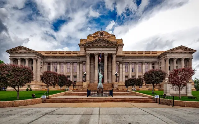 Universitas dengan Program Master Politik Terbaik di Inggris