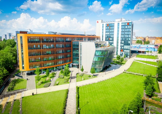 De MontFort University, Leicester - sekolah bola di Inggris