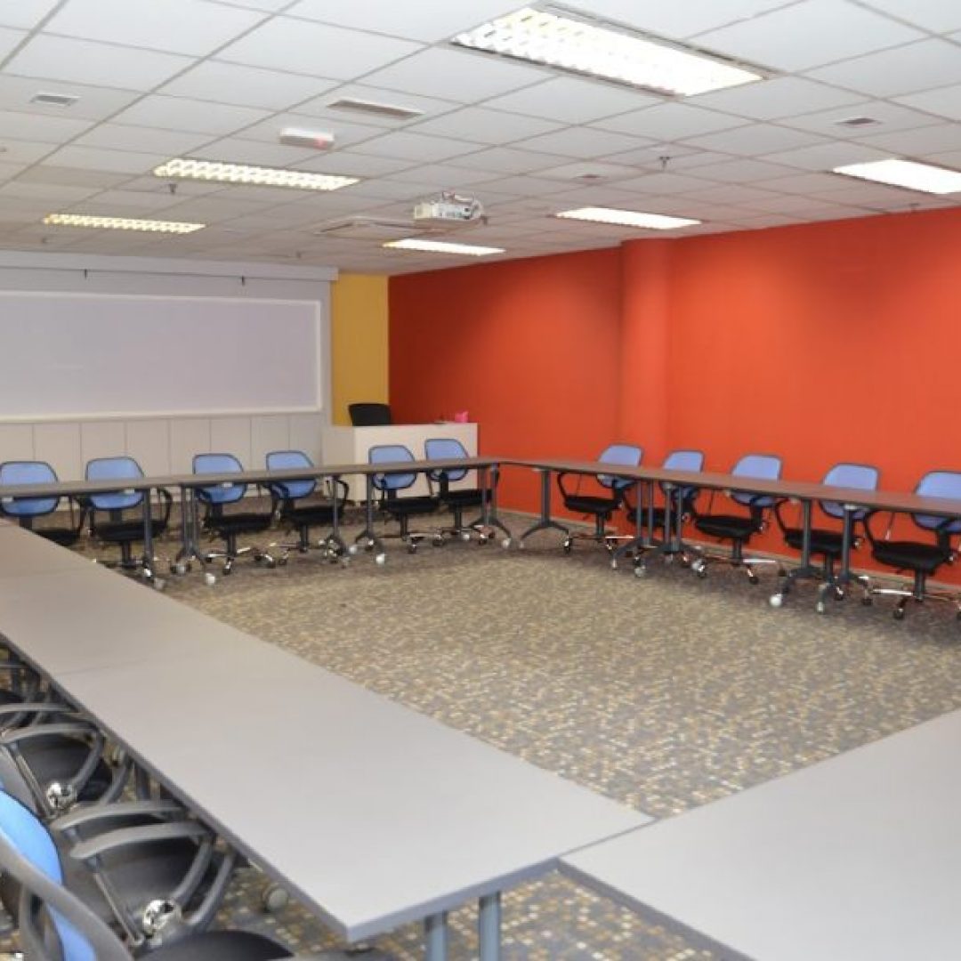 ruang kelas dengan meja membentuk segiempat