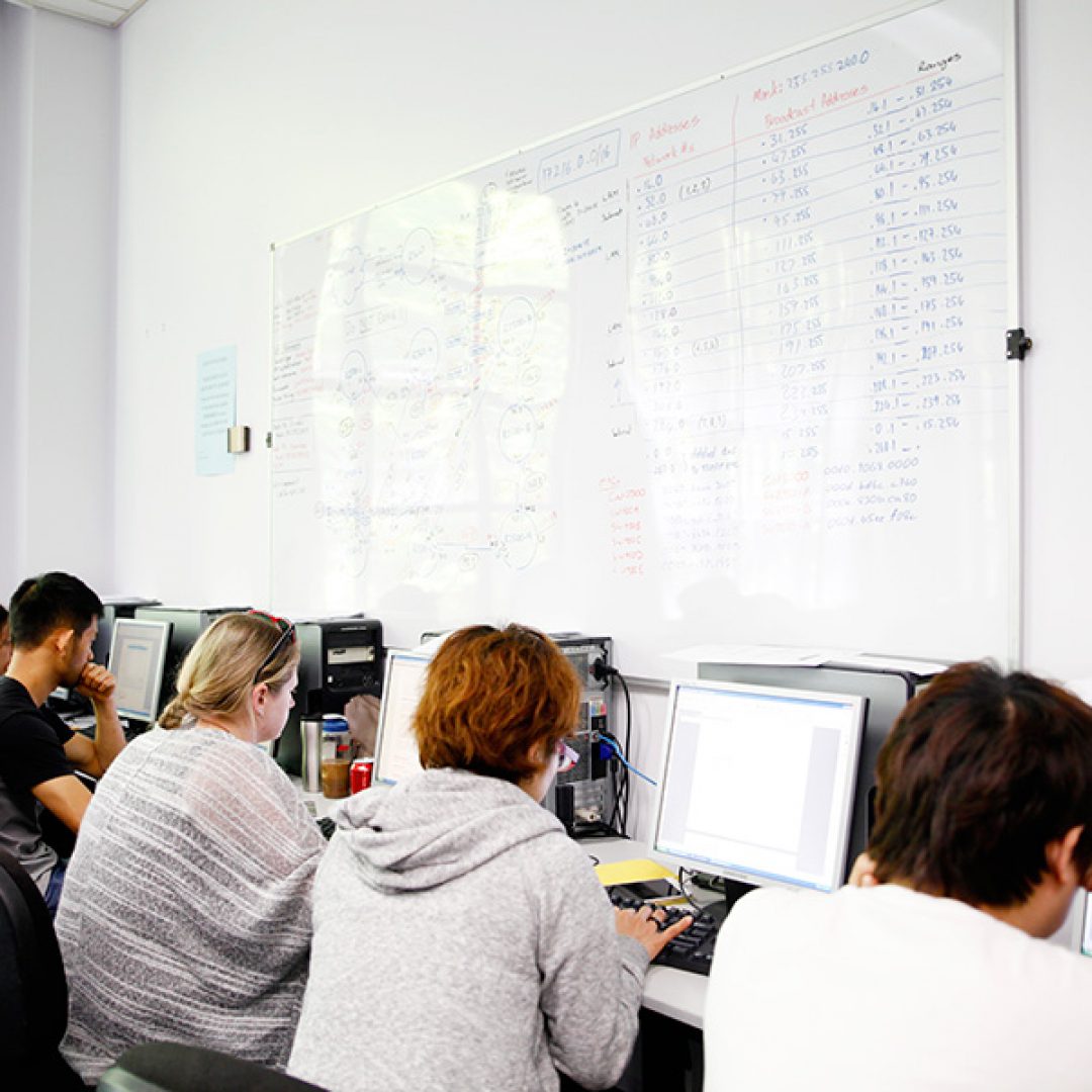 labolatorium lloyds international college, australia