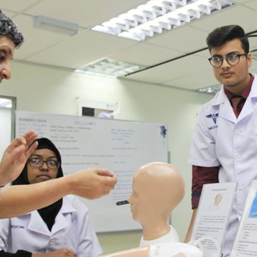 Quest International University Perak, Malaysia dosen yang sedang mengajar tentang tubuh manusia