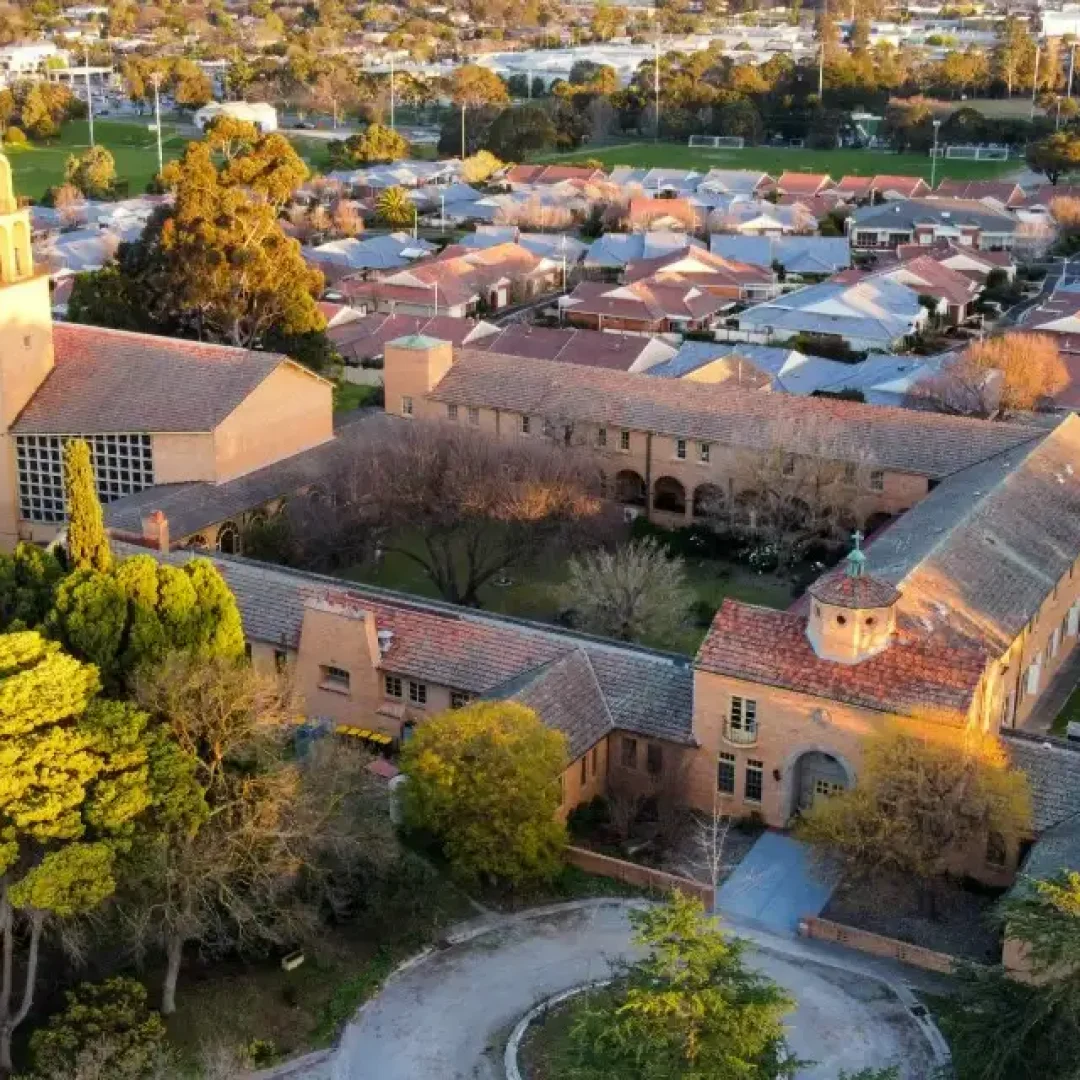 kuliah di University of Devinity, Box Hill