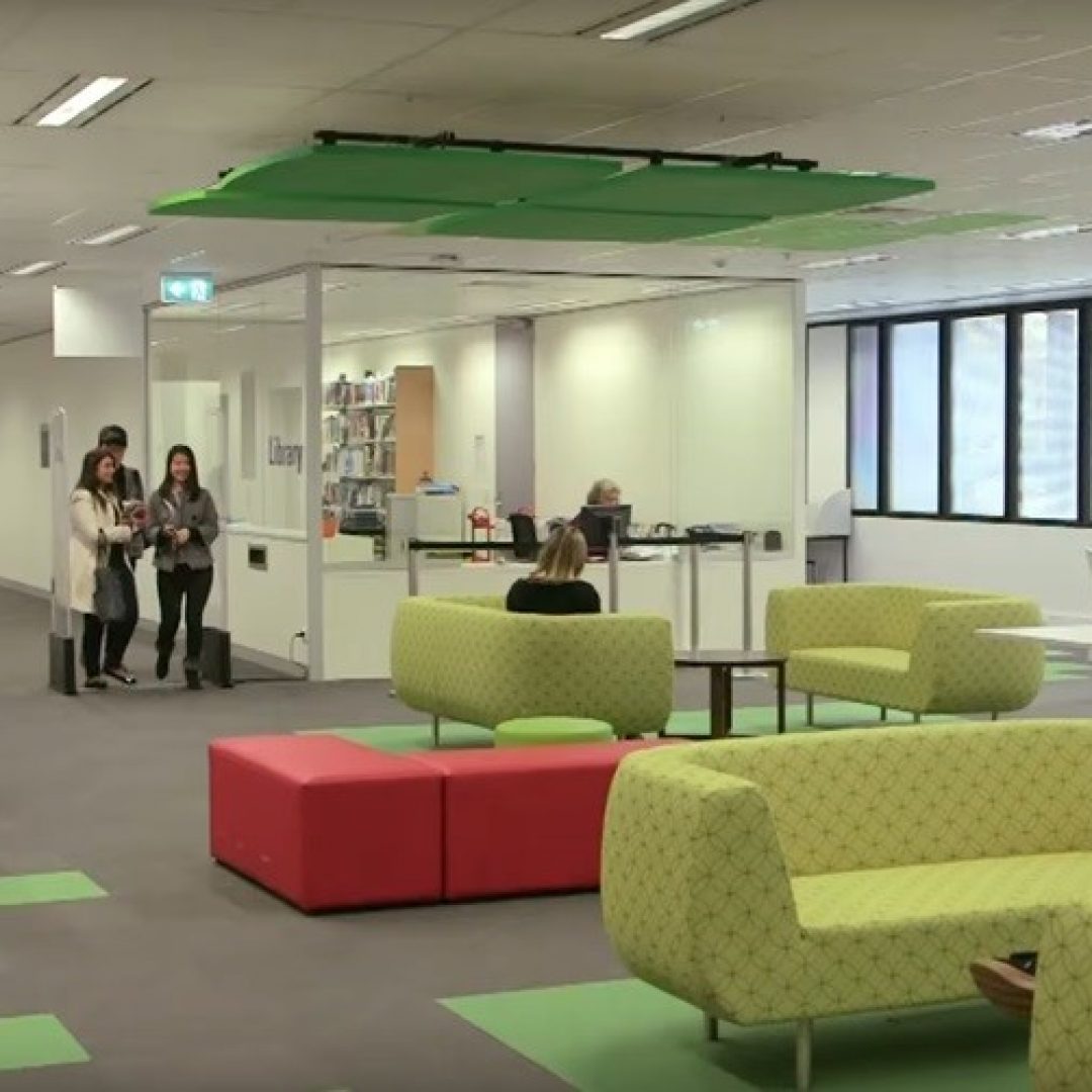 tempat duduk untuk membaca di perpusatakaan