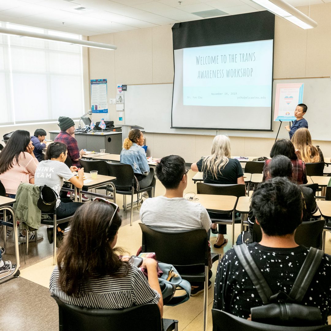 foto mahasiswa/i belajar di kelas dan dosen yang sedang menjelaskan