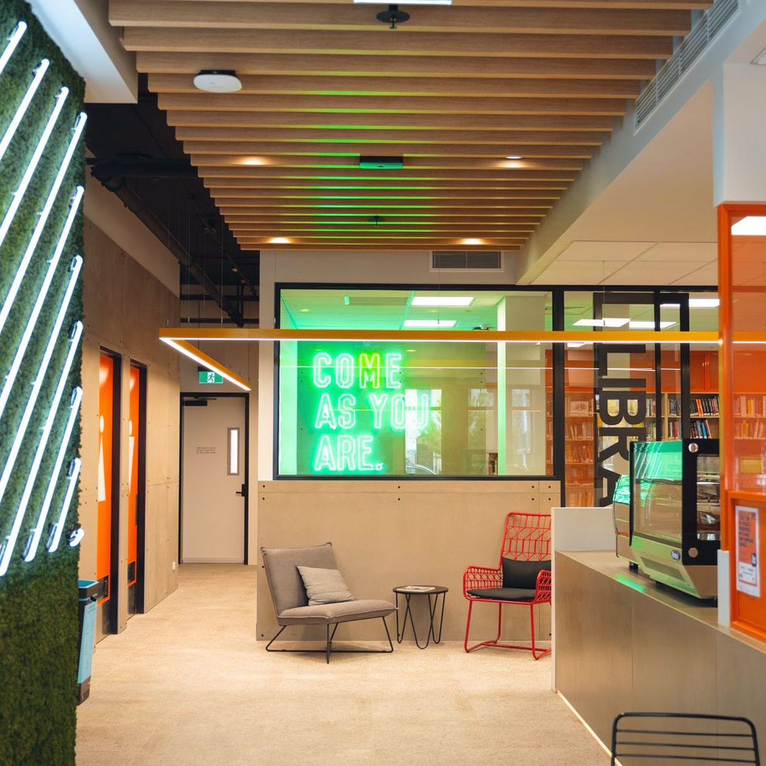 foto perpustakaan dan sepasang kursi