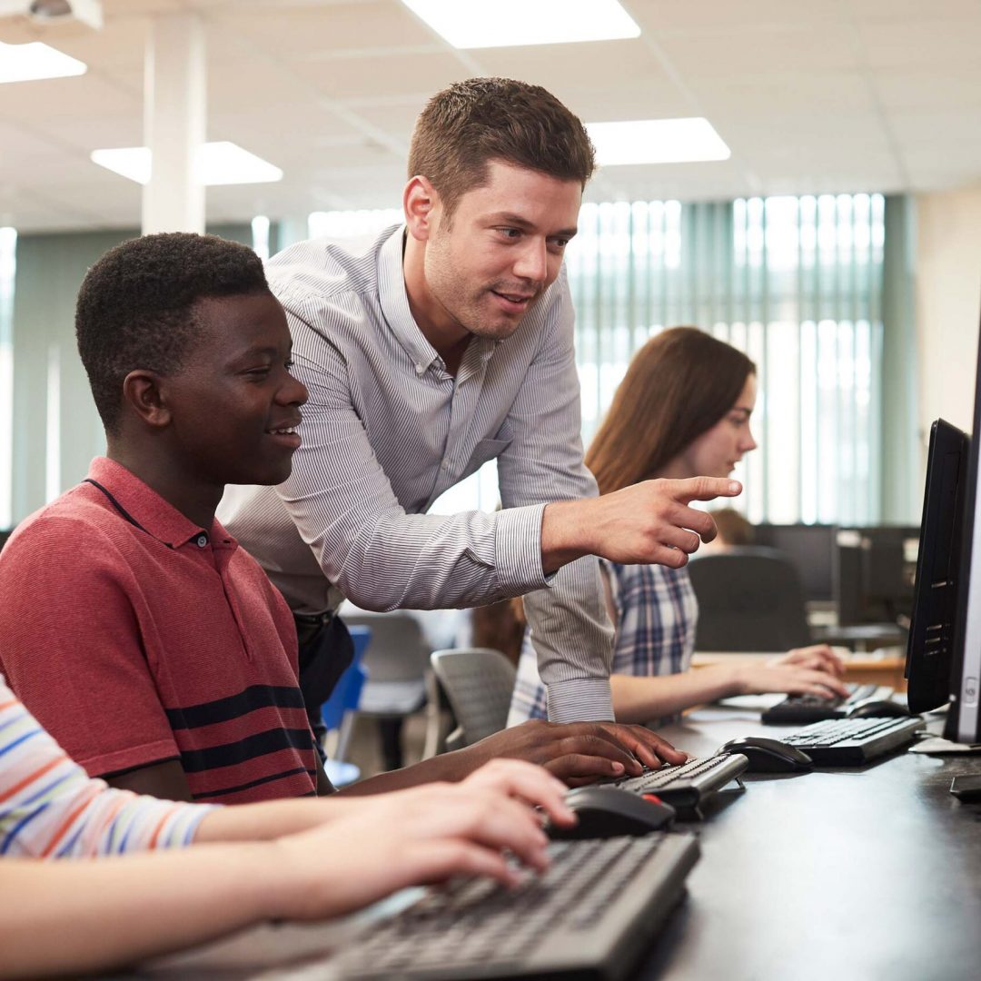 foto seorang guru yang sedang memberi arahan foto seorang guru yang sedang memberi arahan