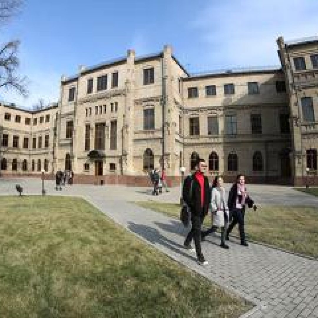 foto kampus University Of Westminster United Kingdom dan tiga orang yang sedang berjalan bersama